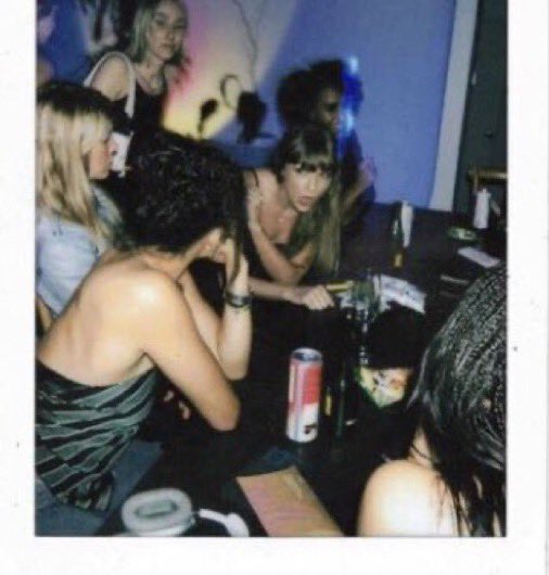 not taylor swift smoking a 500 puffs banana ice vape