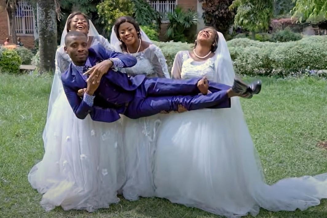 AfricaFactsZone's tweet photo. A Congolese man named Luwizo got married to triplets, after the sisters insisted on him marrying all of them at once. https://t.co/osxqWseDTv