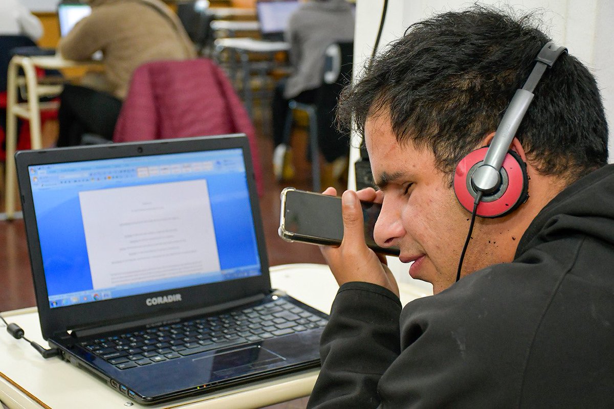 EPDSanLuis's tweet photo. Un logro inspirador:
Lucas Quiroga, es no vidente y terminó el secundario en la EPDA N°50 👏👏👏
Este viernes el joven de 23 años concretó una de sus metas que era la de recibirse, la próxima es estudiar idiomas.
#OrgulloULP
Nota completa 👉 https://t.co/L4qKs6HOlC https://t.co/9HHREhvbYL