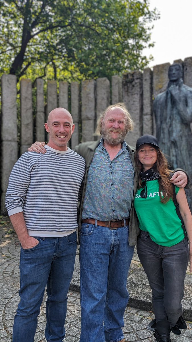 Wolfe Tone and unions <a href="/IrishEquity/">Irish Equity</a> and <a href="/WritersGuildIRL/">WGI</a> stand in solidarity with #SAGAFTAstrike #WGAstrike Dublin today! #irish #ireland