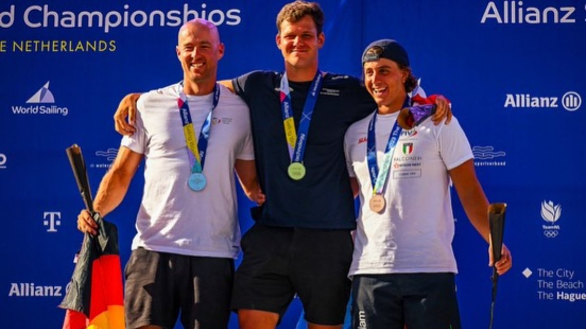 poliziadistato's tweet photo. Campionati del mondo 🌍 di vela ⛵ #DenHaag2023 #NicoloRenna porta l'Italia 🇮🇹 e le #Fiammeoro 👮‍♂️ sul podio iridato vincendo la medaglia di bronzo 🥉 nell'iQFoil e conquista il pass per nazione ai Giochi olimpici di #Parigi2024 #RoadToParis2024 #sailing #19agosto 💪💪👏👏👏 https://t.co/T0QHQ6dodN