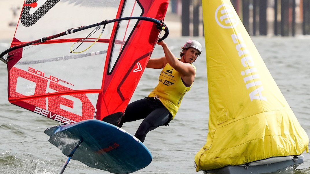 poliziadistato's tweet photo. Campionati del mondo 🌍 di vela ⛵ #DenHaag2023 #NicoloRenna porta l'Italia 🇮🇹 e le #Fiammeoro 👮‍♂️ sul podio iridato vincendo la medaglia di bronzo 🥉 nell'iQFoil e conquista il pass per nazione ai Giochi olimpici di #Parigi2024 #RoadToParis2024 #sailing #19agosto 💪💪👏👏👏 https://t.co/T0QHQ6dodN