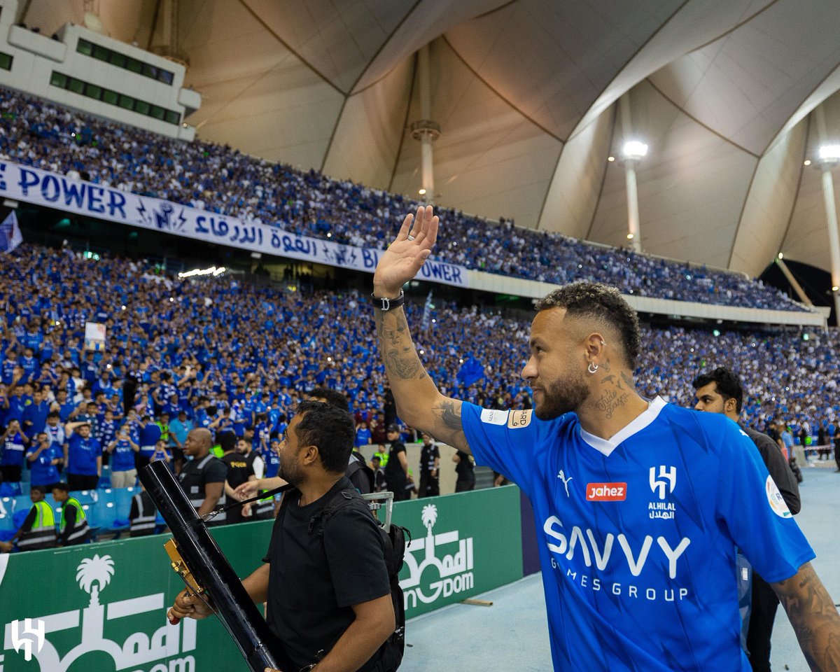 Sammybouyy's tweet photo. RT @DeadlineDayLive: 🚨 Neymar is welcomed by the Al-Hilal faithful. 👋🇸🇦

(📸 @Alhilal_EN) https://t.co/2H70xt0rL1