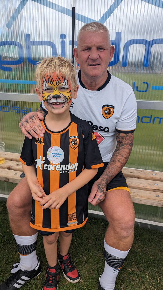 One happy lad , thanks @DWindass10 made his day 🙌 thanks for today legend 🔥🧡💙