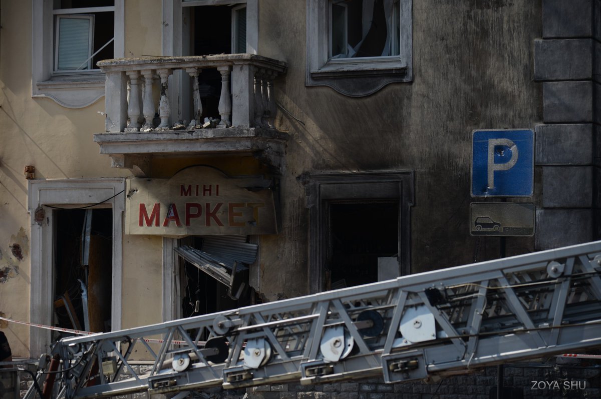 zoyashu's tweet photo. Mini market in Chernihiv, on another side of the square where a theatre was hit by a russian cruise missile #ChernihivTheatre #Chernigiv #chernihiv #ukraine #Ukrainian #war https://t.co/8VJ3U1MmBB