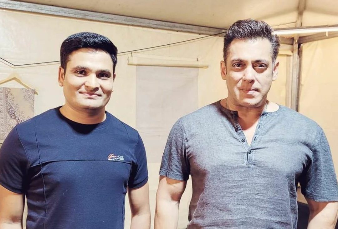 bollywoodn4's tweet photo. Salman Khan at YRF Studio
#Salmankhan #Tiger3 https://t.co/HBRSwBbfVX
