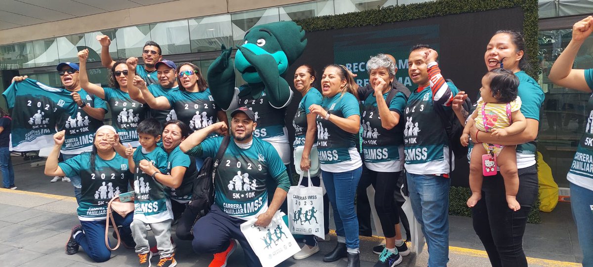 HectorAntonioMX's tweet photo. En el marco de la celebración del 80° Aniversario del IMSS, a nombre del DG, Mtro. @zoerobledo, la Coord de #CulturaFísicayDeporte como parte del Programa Nacional de #ActivaciónFísica para la #Salud, realiza la entrega de kits en un ambiente de gran fiesta familiar deportiva🏃‍♀️🏃‍♂️ https://t.co/OPwMm7MyB3