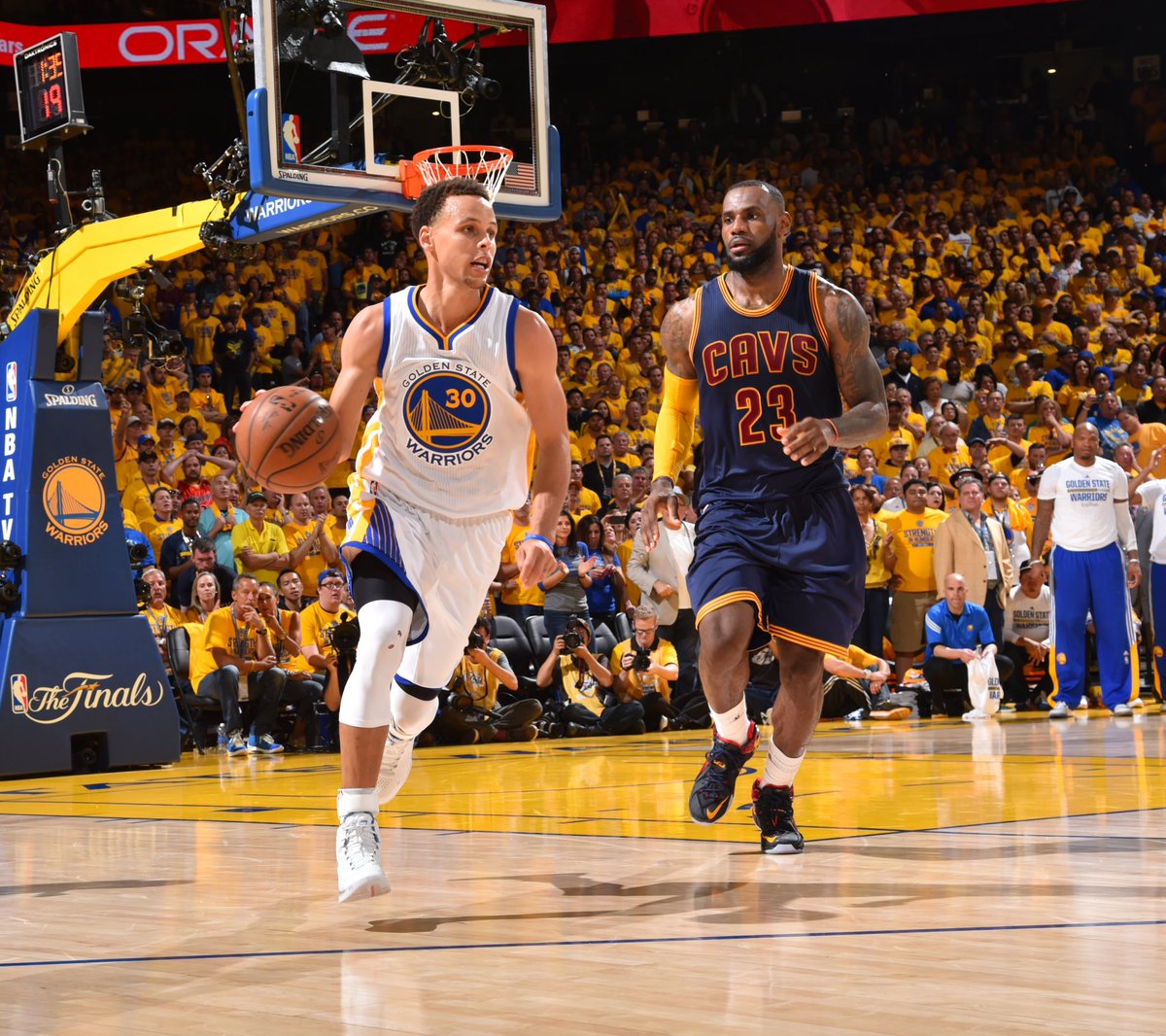 ShootHoopsPod's tweet photo. 2015 NBA Finals

Down 2-1 facing a potential 3-1 deficit if Cleveland defends home court in Game 4…

Curry responds like this in games 4-6 to win it all 🏆 

28ppg
6.3apg
4rpg
2spg

49.2% FG
45.2% 3P
85.7% FT

+56 overall +/- 
3 wins
12.3PPG IN THE 4TH Q https://t.co/gLRzXqHZpO