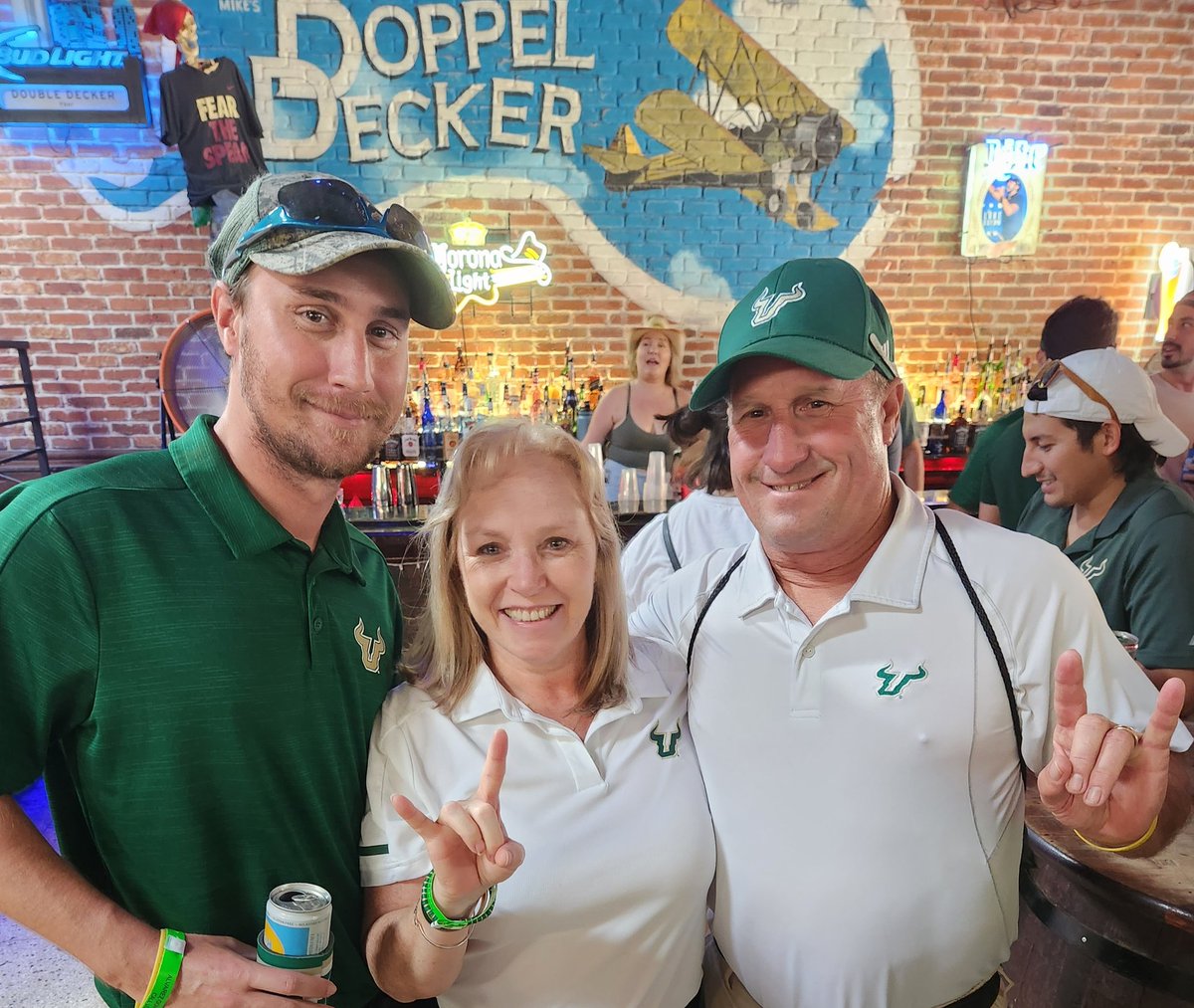 NancyCarrow's tweet photo. What an awesome event @USFTampaAlumni! Best we've had! Thanks so much. It was great meeting so many coaches and Bulls fans today! Go Bulls! 💚🤘💛  #BullsBlockParty https://t.co/h1n8ZDBg83