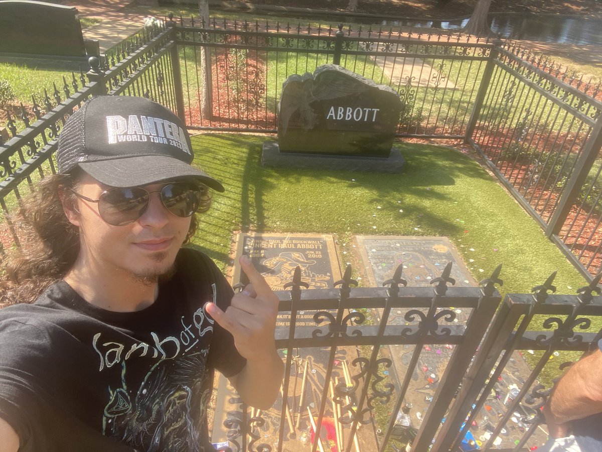 TheMondo117's tweet image. For the Brothers!
For the Fans!
For Legacy! 
#Pantera #Getchapull #hellyeah #dimebagdarrell #vinniepaul