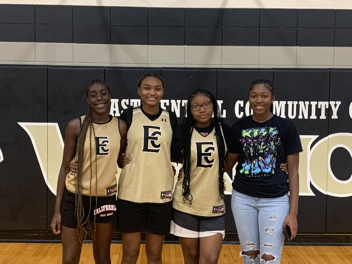 MagnoliaSelect's tweet photo. Family 🧡 These girls represented themselves well today at @EastCentralWbb camp! They’re up next! #Select 
@RhtasiaG @ziondejahne @___marionaa @NazrinLyles https://t.co/0ps83QWH4e