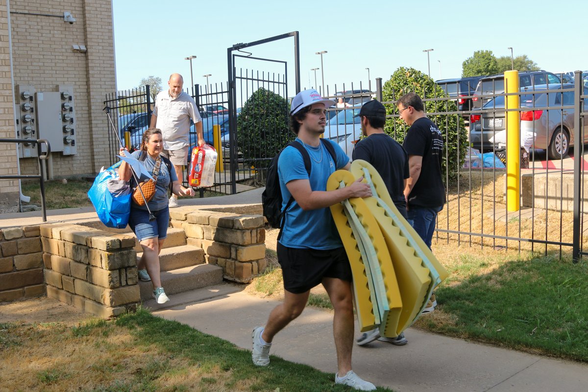 WfordCollege's tweet photo. Our Coyotes are returning to the den! #MoveInWeek #StudentHousing https://t.co/cyweuqsAeR
