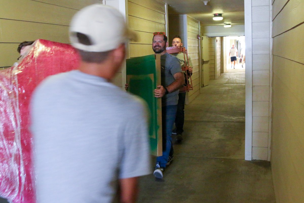 WfordCollege's tweet photo. Our Coyotes are returning to the den! #MoveInWeek #StudentHousing https://t.co/cyweuqsAeR