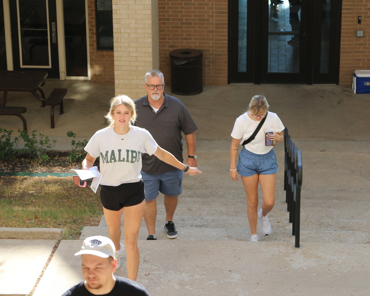 WfordCollege's tweet photo. Our Coyotes are returning to the den! #MoveInWeek #StudentHousing https://t.co/cyweuqsAeR