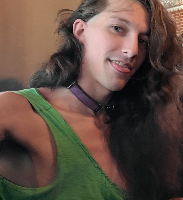 Three cute girls waiting for BJ's 😇 https://t.co/TwkV6FxppM