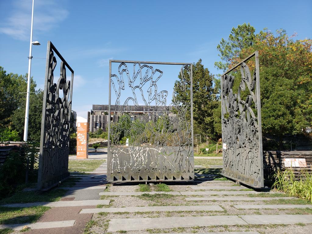 Visited Jardin Botanica in Bordeaux 8/18 pm and saw no box.