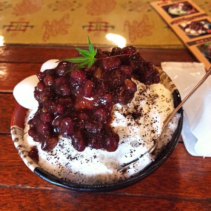 このへん、一見ただのミルク金時のかき氷に見えるけど。

葉っぱ一枚乗ってるのがいいよね……みたいに思いがち。
だが真髄はこの小豆の方にある。

これ珈琲で煮込んでるんだよね。(コーヒー専門店の作る夏限定のかき氷) 