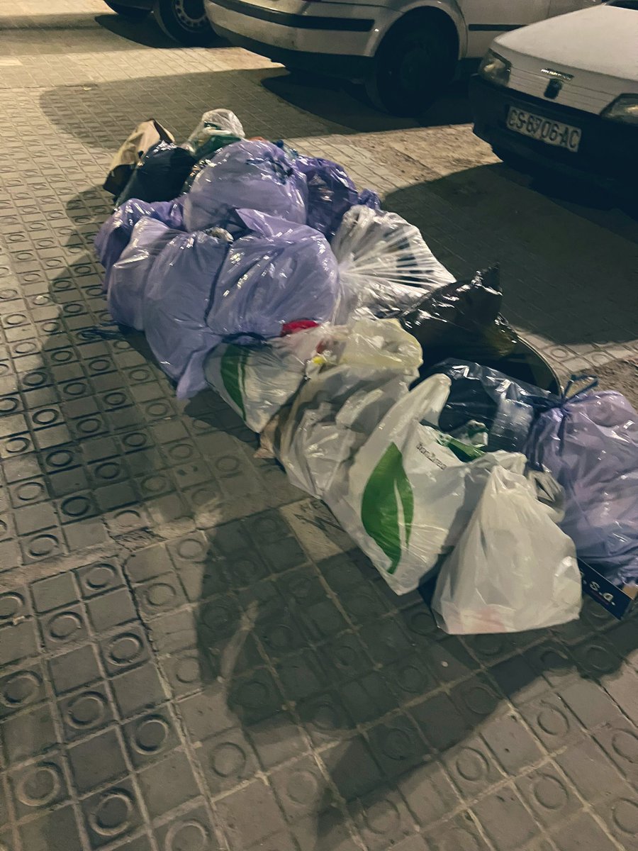 JaumeMarges's tweet photo. Com es que els contenidors de brossa estan plens i la gent ha de deixar les bosses a la vorera?
Pot ser que no hagin passat a buidar-los aquesta passada nit? @matarocat @DBotePaz https://t.co/YLV4ny8djT