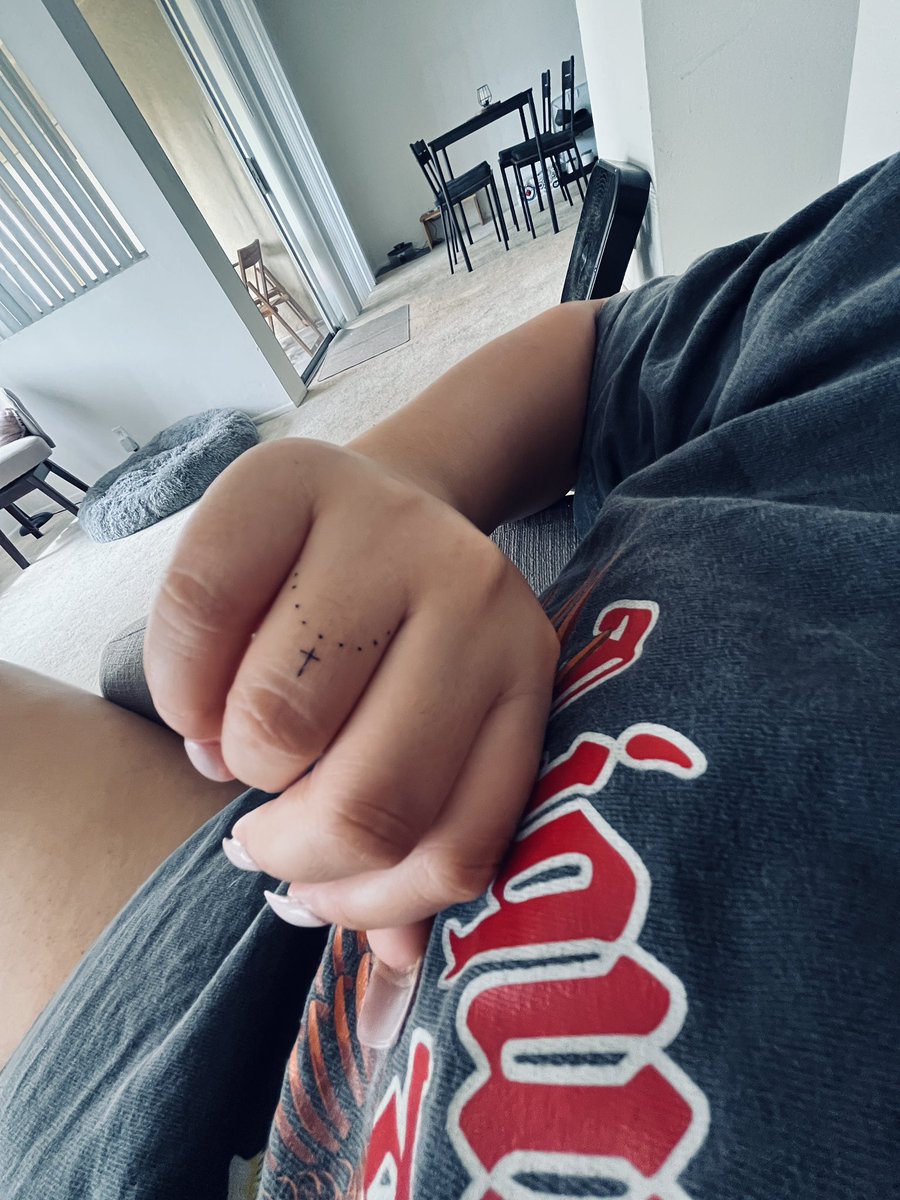 __flexwithlex's tweet photo. I’m now obsessed with finger tattoos https://t.co/s5EzZjEuZe