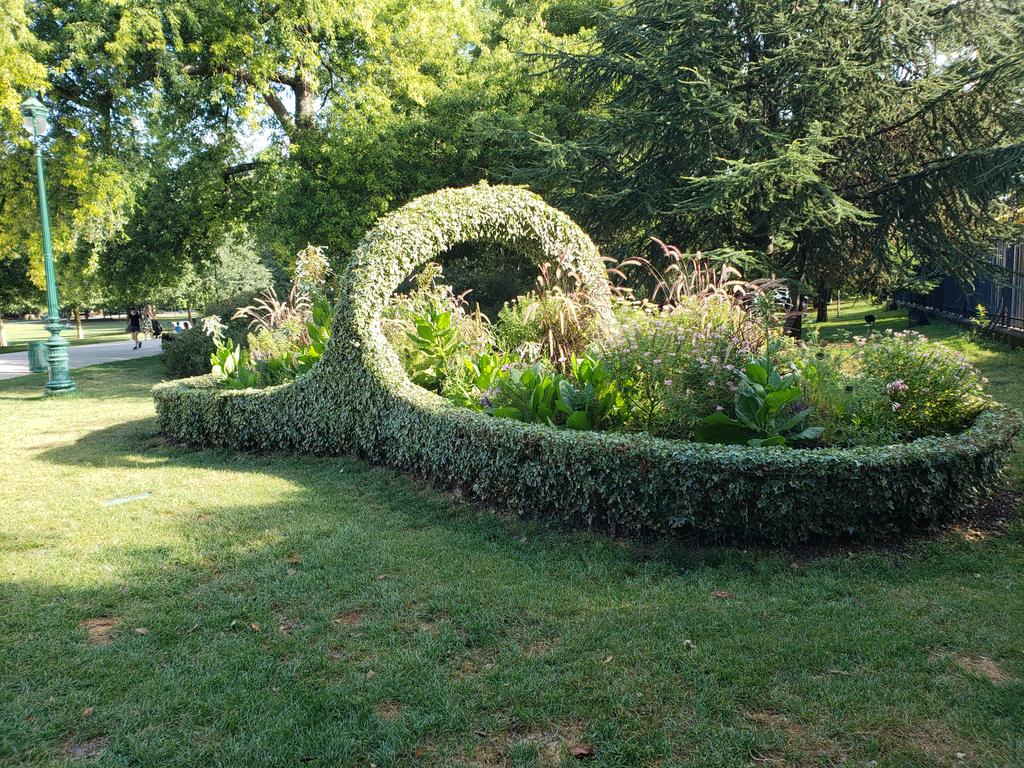 Visited Jardin Public 8/19 am, well organized and decorated, focusing on vegs, herbs, flowers, but no box though.