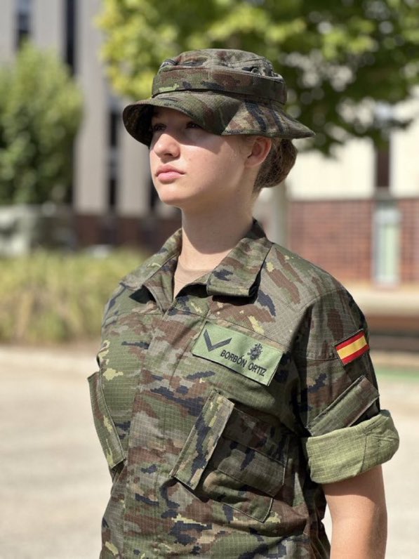 bigbear288's tweet photo. La princesa Leonor en su primer día en la academia militar de Zaragoza.
- ¿Crees que van a ser buenos tiempos para España?

#Leonor https://t.co/CCfMrBKiq9
