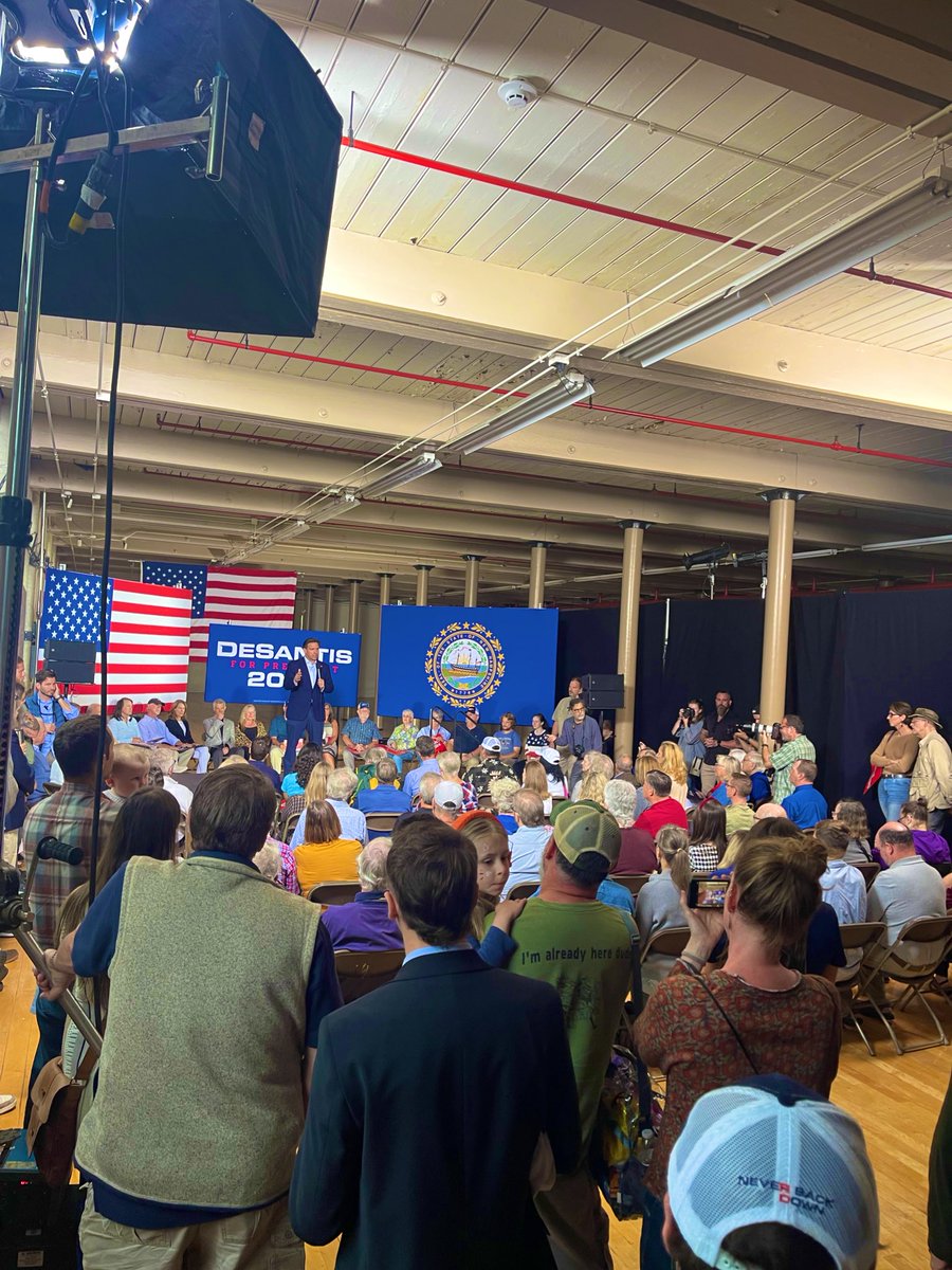 JoeSweeneyNH's tweet photo. A PACKED crowd in Newport for Governor @RonDeSantis to wrap up his energy-filled #FITN day! #NHPolitics https://t.co/OORe5MmUZx