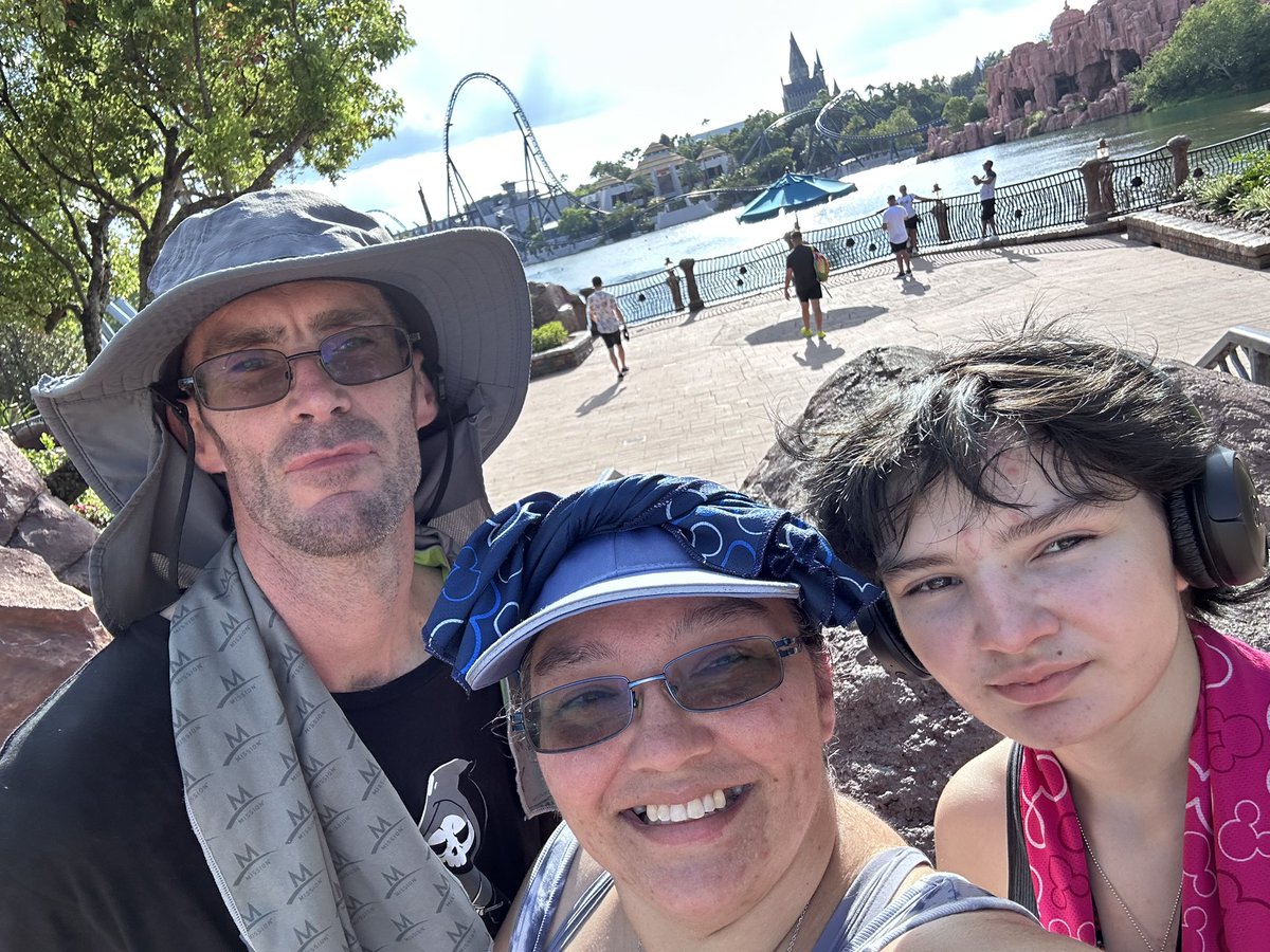 anniebookreader's tweet photo. Me and my mom and dad having fun!! I wish I could hang out with him more. Come on @DiscountTire do me a solid and give him a raise. https://t.co/Wccldao0jS