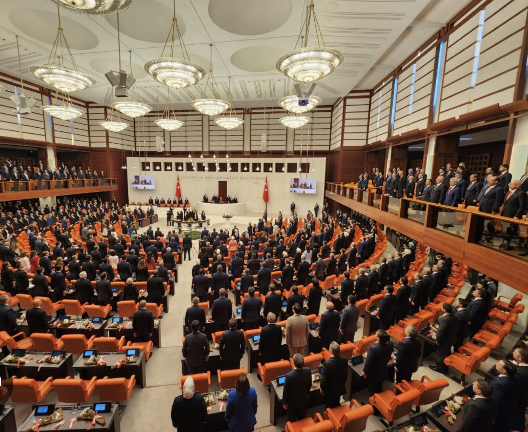 Karnesi “0” olanlar sınıfta kalırken; 

Peki bir defa bile;
-Meclis Soruşturması,
-Kanun Teklifi,
-Gündem/ Gündem Dışı Konuşması vs. görevlerinden hiçbirini yapmayan,karnesi 0-0-0 ile tamamlayan “sözde vitrin milletvekilleri” neden ömür boyu “milletvekili” forsundan yararlanır !