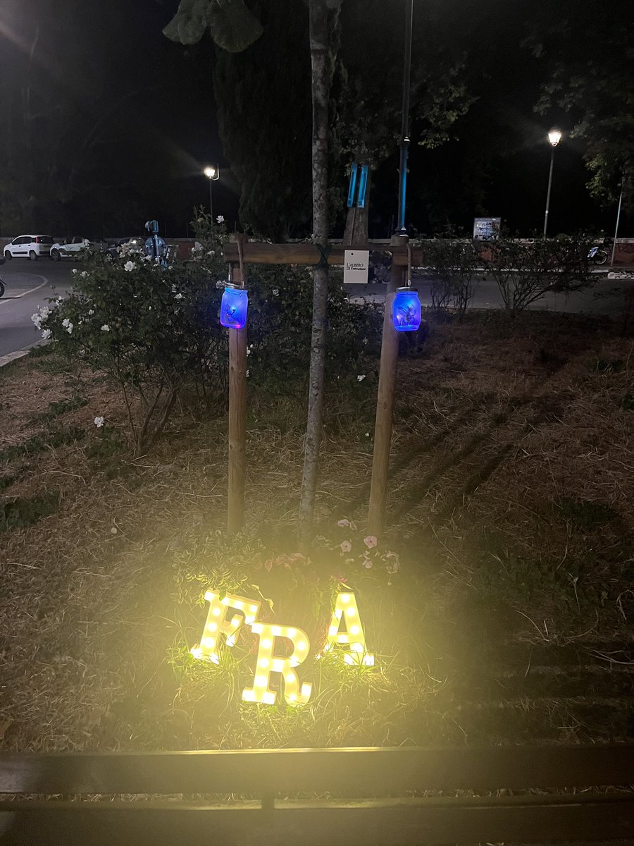 Sono passati 10 mesi, Fra, e anche se qualcuno ha rubato le luci gli amici le hanno accese di nuovo. E se qualcuno ha rubato i fiori, gli amici ne hanno portati altri. Sono loro che tengono vivo il tuo ricordo e, in qualche sgangherato modo, anche noi. Gente bella, come te