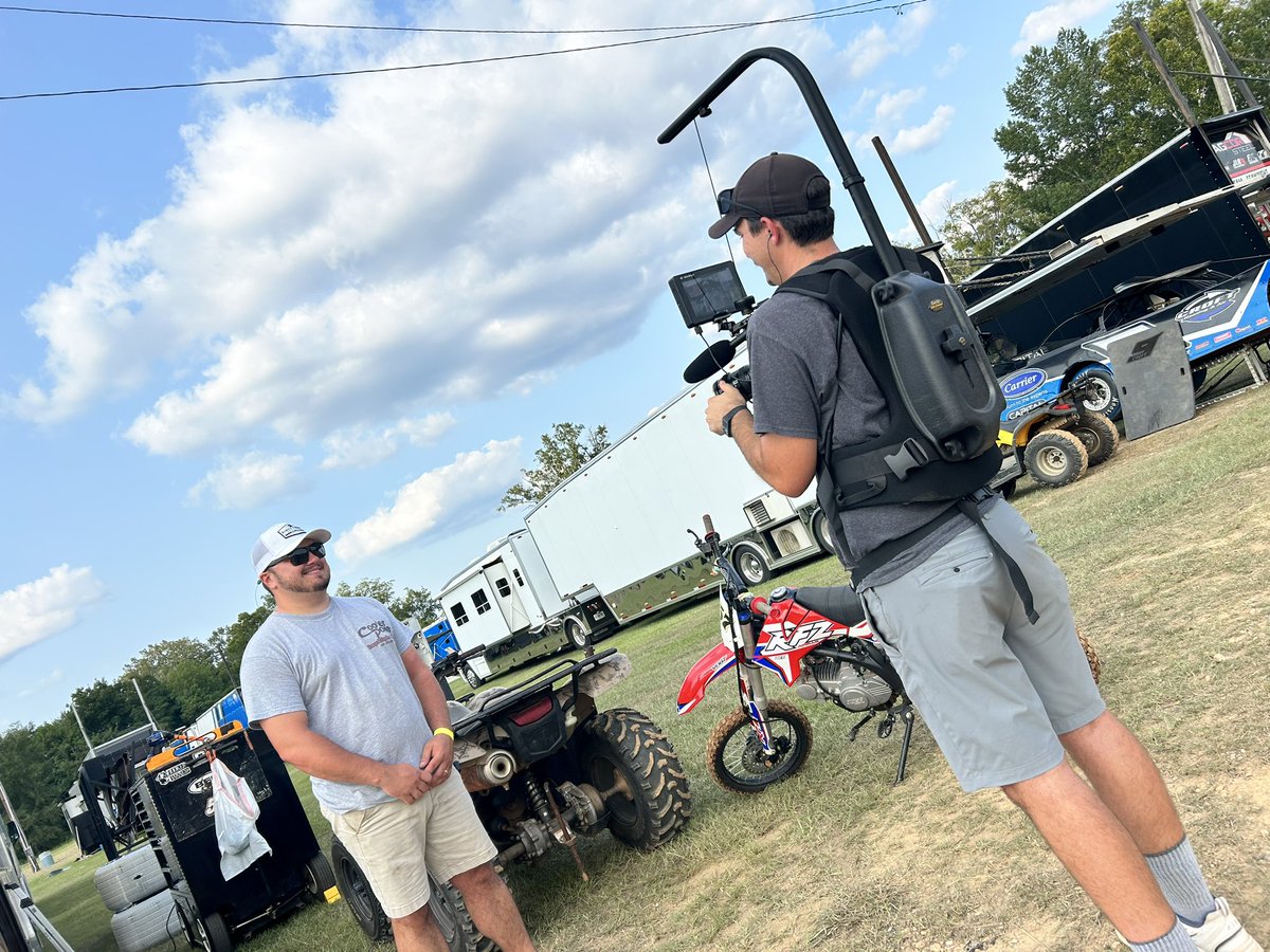 Taking the time to do some interviews before tonight’s @HuntTheFrontSDS show at East Alabama Motor Speedway! 

Tune in on @HunttheFrontTV to watch the #FastFive7 chase $10,000 tonight! 📺