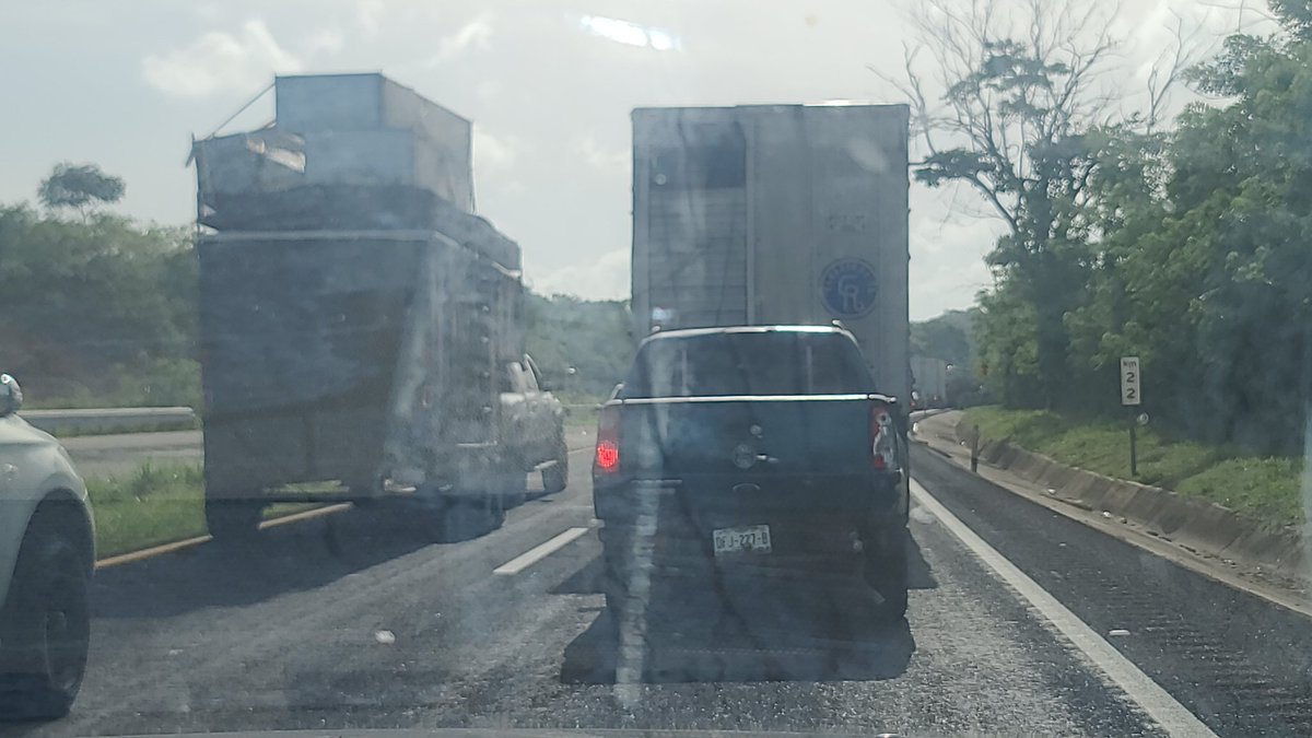 Jessica64883600's tweet photo. @GN_Carreteras @SICT_Veracruz Demasiado trafico Km. 22 Reten de guardia nacional. https://t.co/a8la6aNZhS
