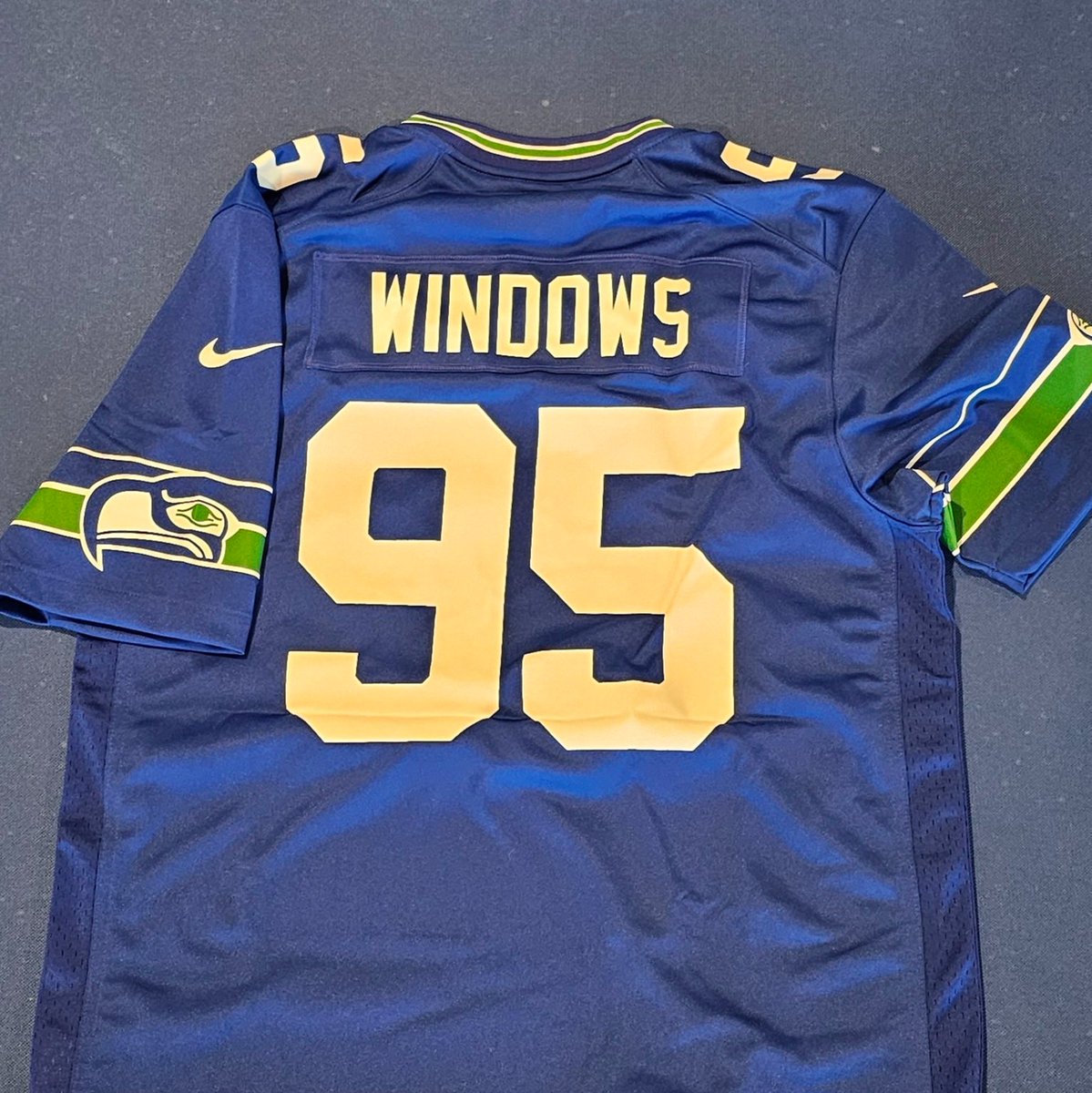 wibralo's tweet photo. @Windows Gotta share my throwback #windows95 jersey that just arrived yesterday #WindowsLove https://t.co/K4U7LWMOh1