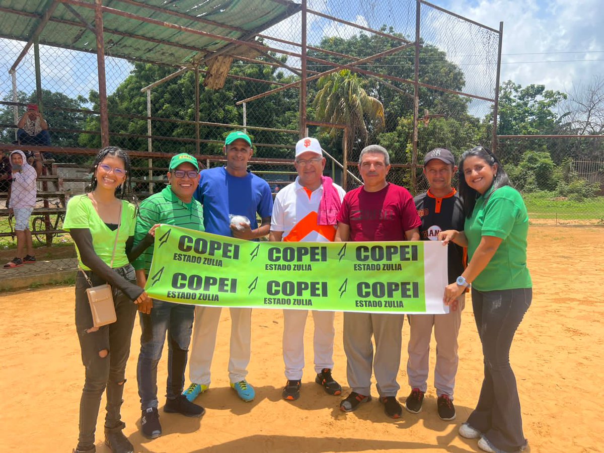 LuisG_Lags's tweet photo. @Copei_Partido @Zulia_Copei  Apoyando el Deporte, en esta oportunidad compartimos con la Liga de Softball 🥎 y el equipo de arbitraje municipal. Seguimos llevando el mensaje de esperanza de nuestra Agenda 🇻🇪 Venezuela Cambia rumbo al 2024 🟢 https://t.co/ngtrYqrga8