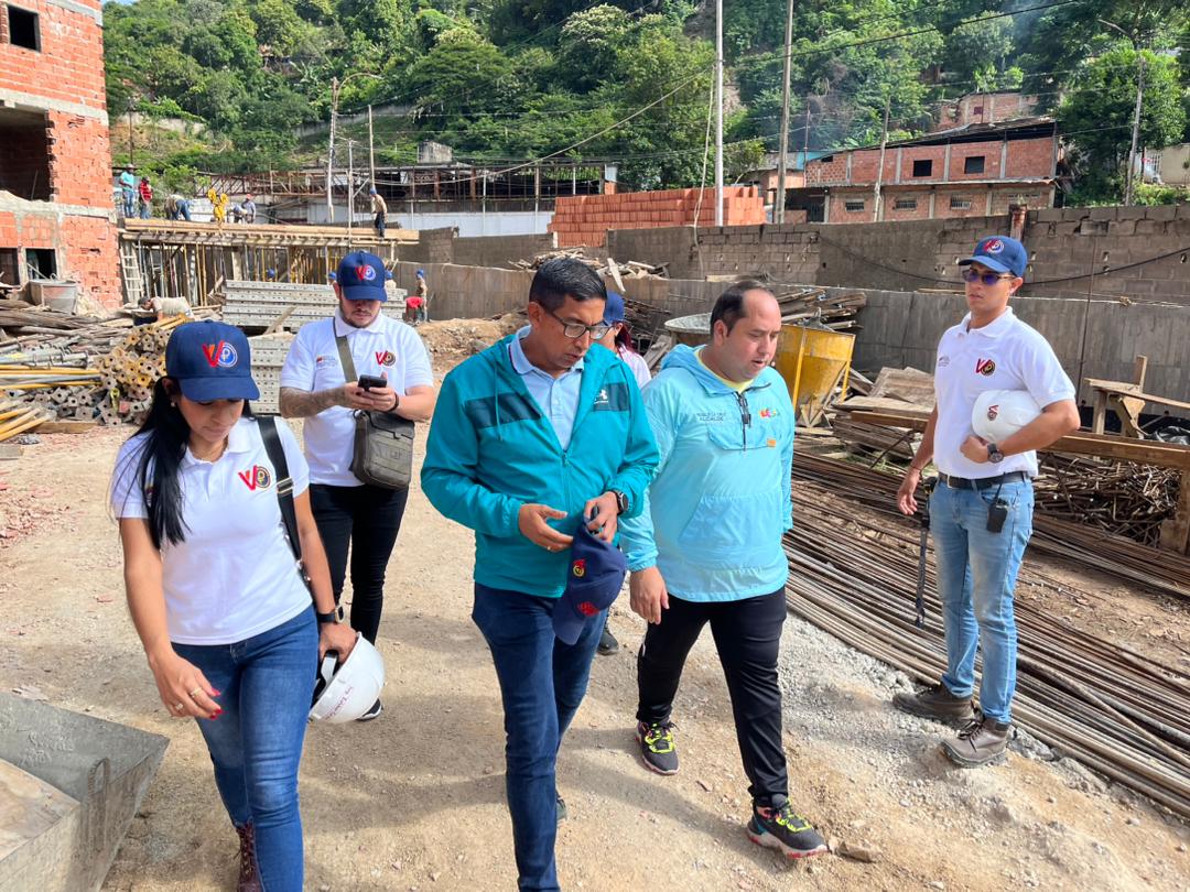 regulolacruz's tweet photo. #19Ago En compañía del Ministro de la GMVV @IMVillarroel1 supervisamos los avances en la construcción de las viviendas dignas que serán entregadas a las familias de #LaNuevaTejerías ¡Sólo en Revolución es Posible! 

@NicolasMaduro @Soykarinacarpio 

#VenezuelaEsAfirmativa https://t.co/f8SM52h32R