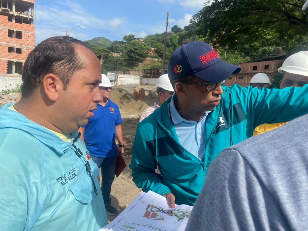 regulolacruz's tweet photo. #19Ago En compañía del Ministro de la GMVV @IMVillarroel1 supervisamos los avances en la construcción de las viviendas dignas que serán entregadas a las familias de #LaNuevaTejerías ¡Sólo en Revolución es Posible! 

@NicolasMaduro @Soykarinacarpio 

#VenezuelaEsAfirmativa https://t.co/f8SM52h32R