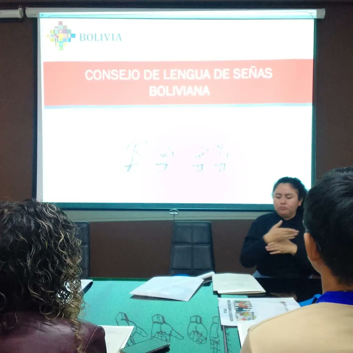 JusticiaBol's tweet photo. #JusticiaInforma | El VIO, a través del #Conalpedis, participó de la 31 Sesión del Consejo de la Lengua de Señas Boliviana (CLSB), realizada en el marco del Decreto Supremo 328 de 14 de octubre de 2009 y del Reglamento Interno del CLSB.
#UnidosRumboAlBicentenario https://t.co/X2Kp8LY6Xa