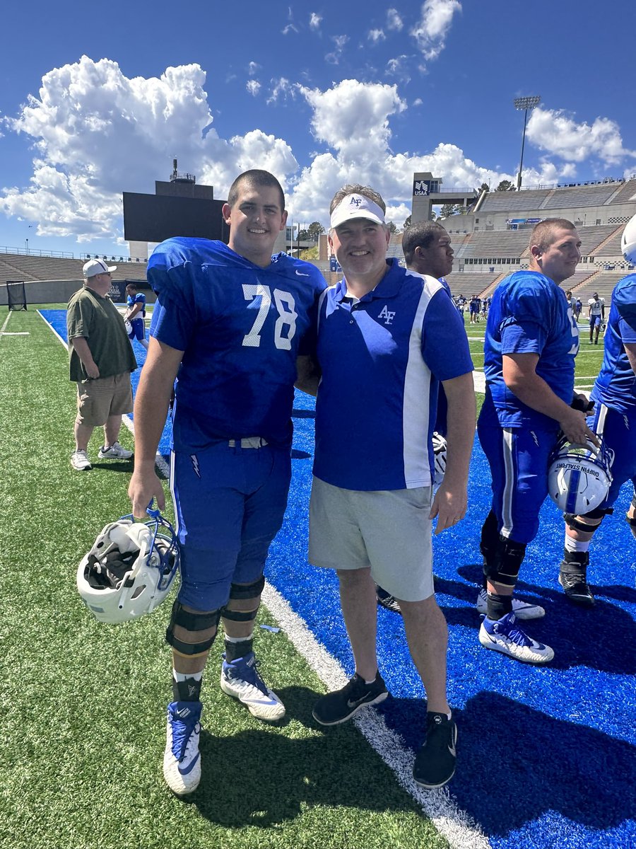 Waited a long time for this picture on the field with @FalkAlec let’s go💪⚡️ @AF_Football @AF_Falcons @HistoryFalcon @SSN_AirForce @AF_FBRecruiting @AF_Academy #goairforce #usafa2027