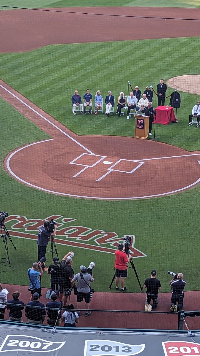 Skrewbee's tweet image. Hey @CleGuardians, can we get that right batters box squared up? It's a little distracting 😂