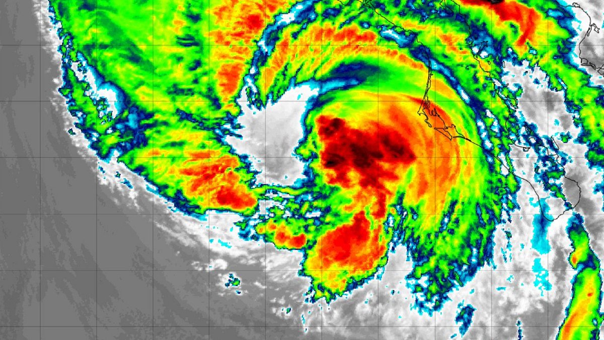iCyclone's tweet image. The satellite presentation of #HILARY has degraded spectacularly today. Looks like a I rat chewed out the core. Yuck. And it hasn&apos;t really hit the cold water yet. Next advisory from NHC should show much lower winds. NOTE: This weakening does *not* reduce flood threat for #SoCal.