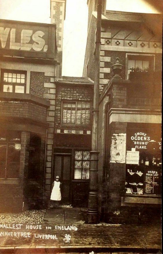 oldpicposter's tweet image. Once the smallest house in England. 95 The High Street, Wavertree, circa 1900's, Liverpool.