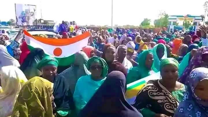 walter_a_meza's tweet photo. Hoy, frente a la base militar francesa en Niamey NIGER🇳🇪 cientos y cientos de mujeres han protestado exigiendo la salida del ejército de ocupación francés de Níger
#FranceOut #FranceDégage #HANDSOFFAFRICA #HandsOffNiger #LlamadoALaDescolonización #standwithniger
⬜️🟨🟧🟥🟪🟩🟦🇳🇪 https://t.co/Zfh8Coknhl