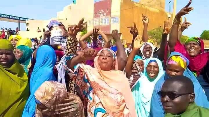 walter_a_meza's tweet photo. Hoy, frente a la base militar francesa en Niamey NIGER🇳🇪 cientos y cientos de mujeres han protestado exigiendo la salida del ejército de ocupación francés de Níger
#FranceOut #FranceDégage #HANDSOFFAFRICA #HandsOffNiger #LlamadoALaDescolonización #standwithniger
⬜️🟨🟧🟥🟪🟩🟦🇳🇪 https://t.co/Zfh8Coknhl