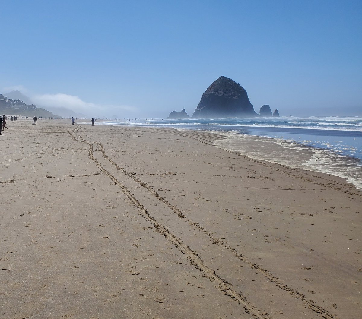 charnewcomb's tweet image. Good day for a walk on the beach 
#HaystackRock
#CannonBeach
#Oregon
