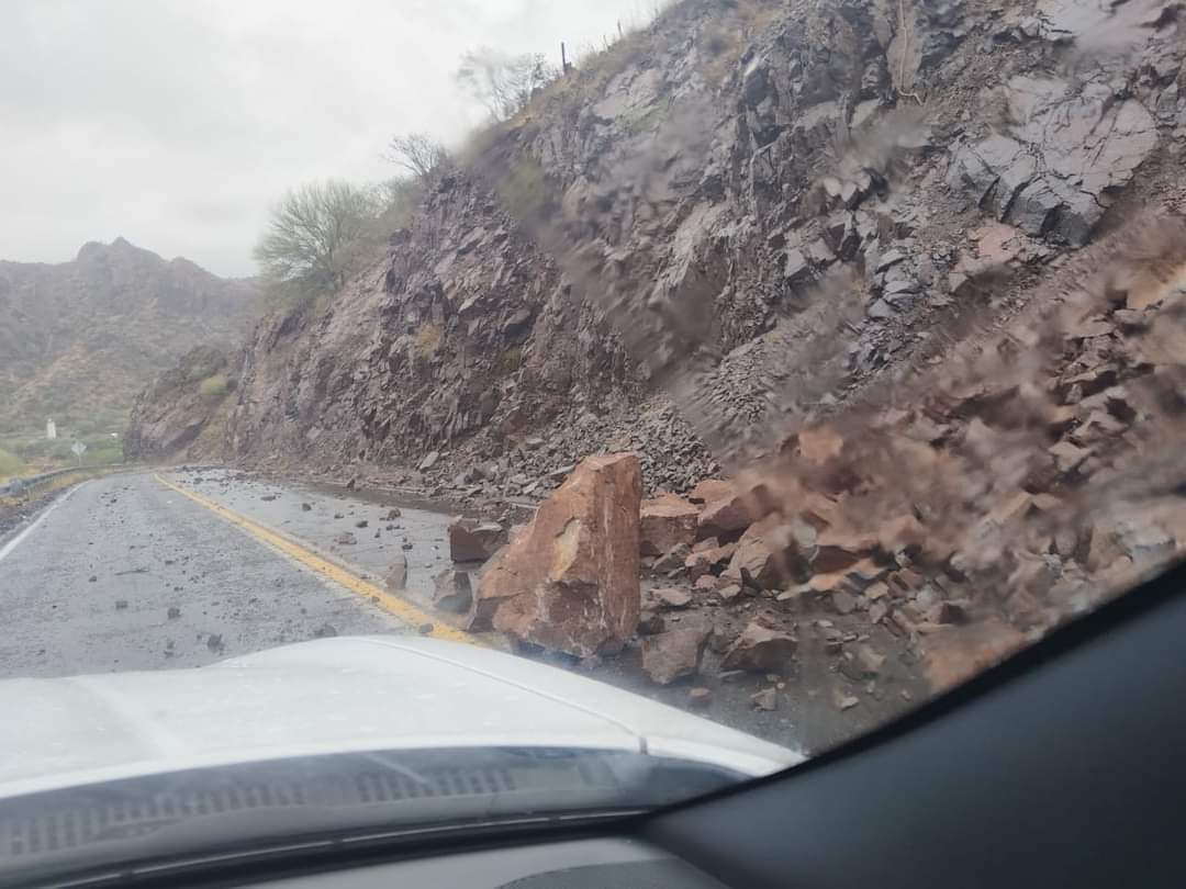AStiller0's tweet photo. #Atención por cierre total de la carretera #Transpeninsular en el tramo Ciudad Insurgentes-Loreto.
Eviten salir a carretera en estos momentos y busque refugio hasta que el peligro pase.
#HuracanHilary
#HurricaneHilary
#HurricaneHillary https://t.co/2VgzD1nuD2