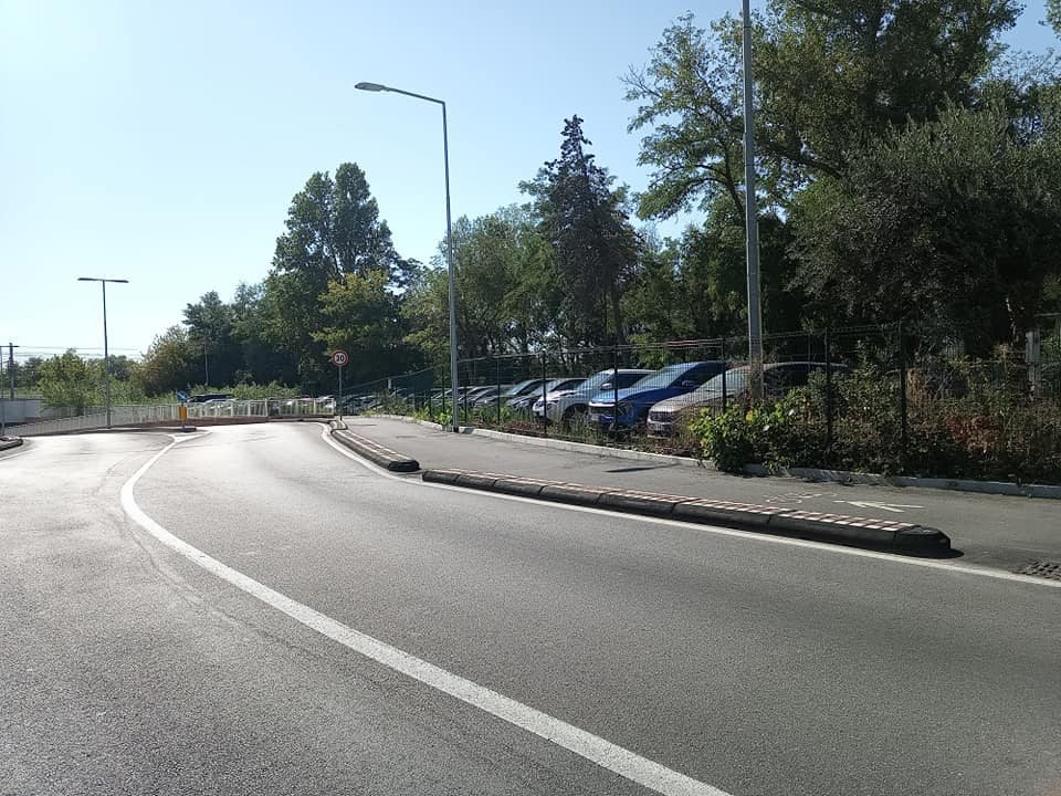 Mi congratulo con le controfigure del comune e le autovetture finte di cartone anche con targhe straniere per fare vedere che c'è gente