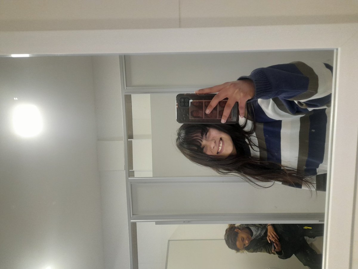 miren a mi amiga q hermosa y a la rati de atrás 🤣