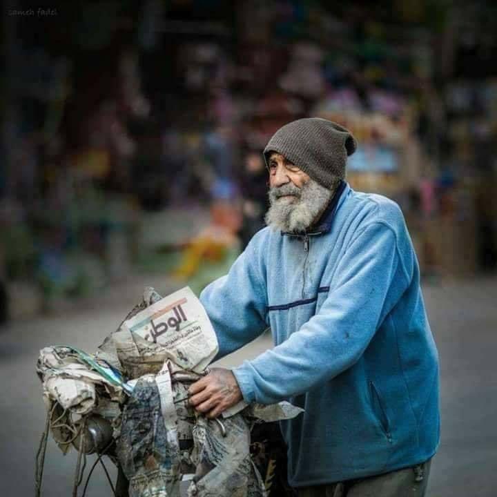 الوطن هو المكان الذي لا يبلغ فيه مواطن من الثراء ما يجعله قادرا على شراء مواطن آخر، ولامن الفقر ما يجعله مضطرا أن يبيع نفسه أو كرامته هو رغيف الخبز والسقف والشعور بالانتماءالدفء والإحساس بالكرامةليس الوطن أرضًا فقط ولكنه الأرض والحق معًافإن كانت الأرض معهم فليكن الحق معك