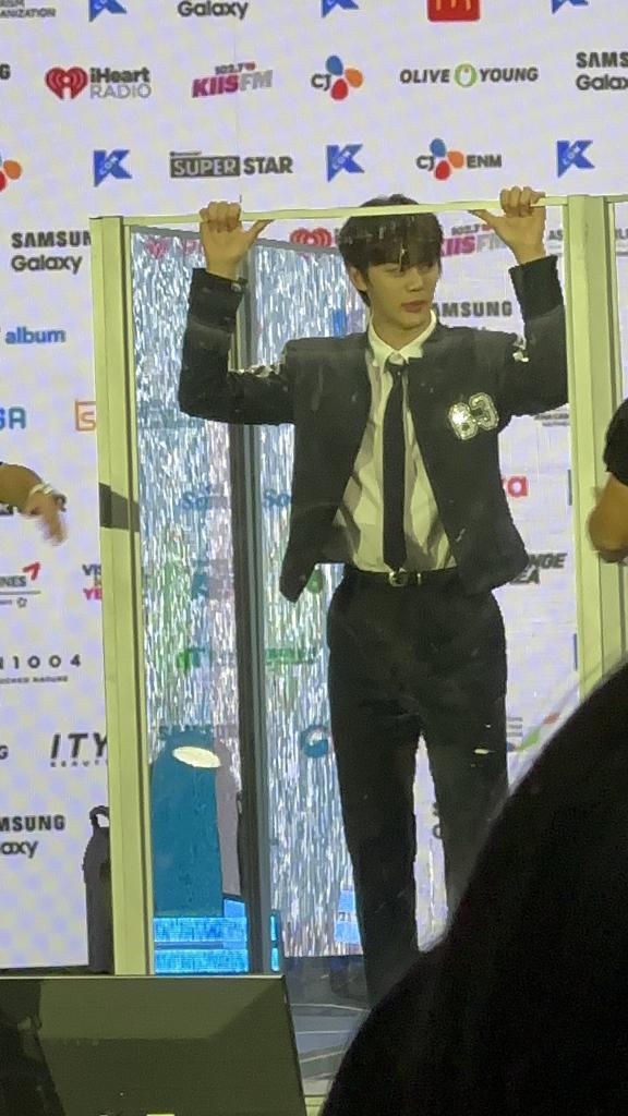 leeje9ng's tweet photo. he is taller than the glass 😭😭 https://t.co/wGL6S1iFHS