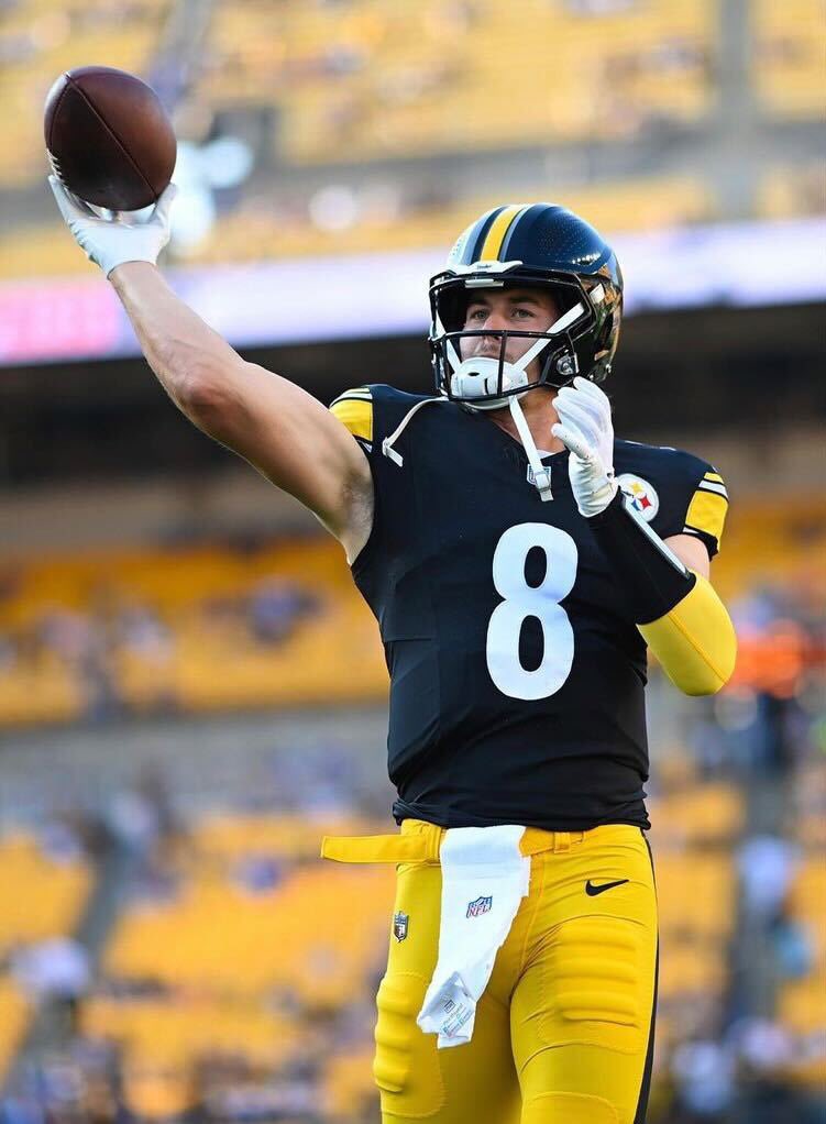 PFF's tweet photo. Kenny Pickett this preseason:

3️⃣ drives 
3️⃣ touchdowns

(📸: @steelers) https://t.co/mxslGnJzNW