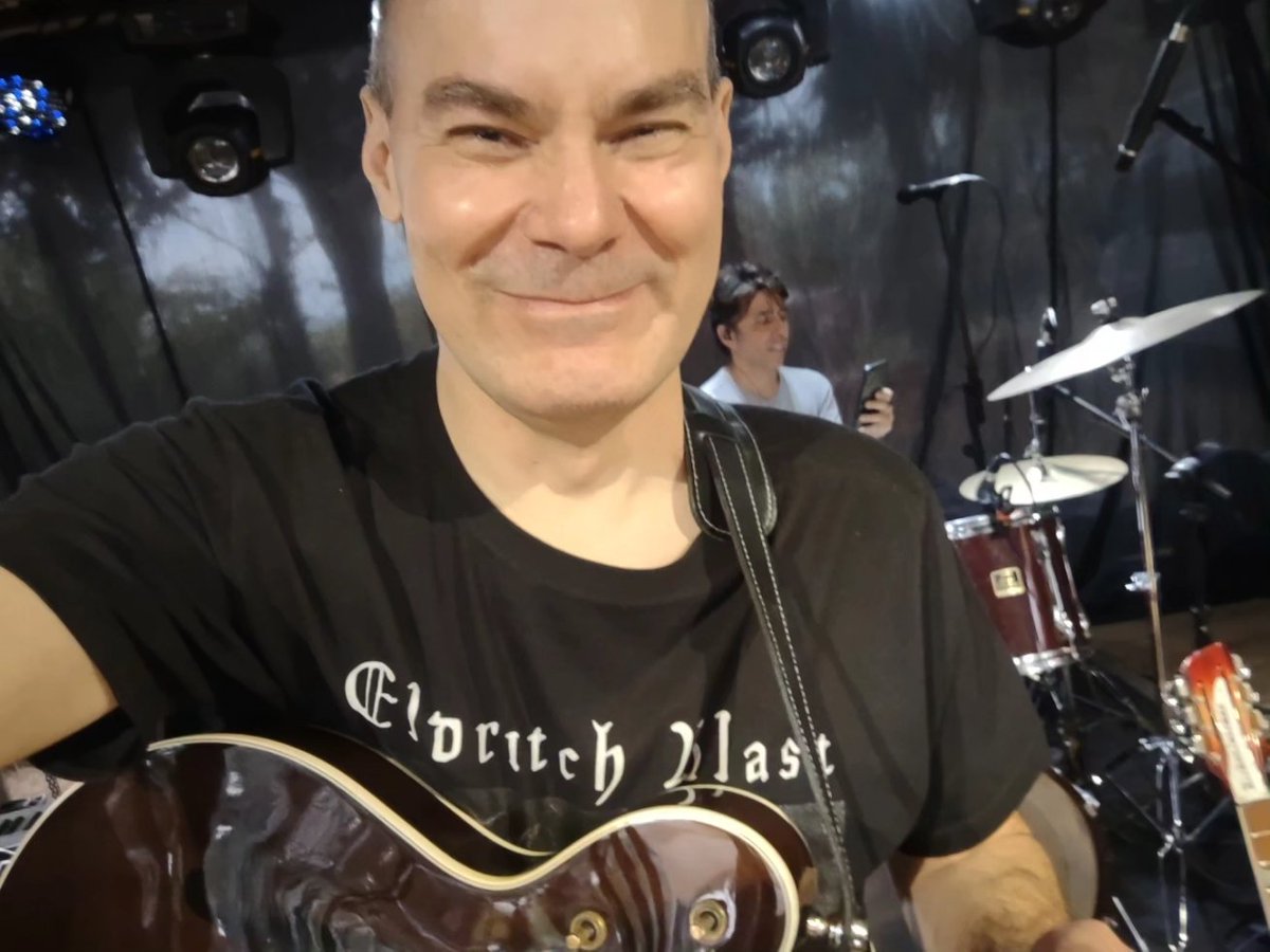 ThomasArques's tweet photo. Hoje em Adamantina (SP) no palco do Espaço Alto das Palmeiras com a Hey Jude.
.
.
#beatlestribute #deeptrip #fuzz #thomasarques #gretsch https://t.co/holapEOp9w